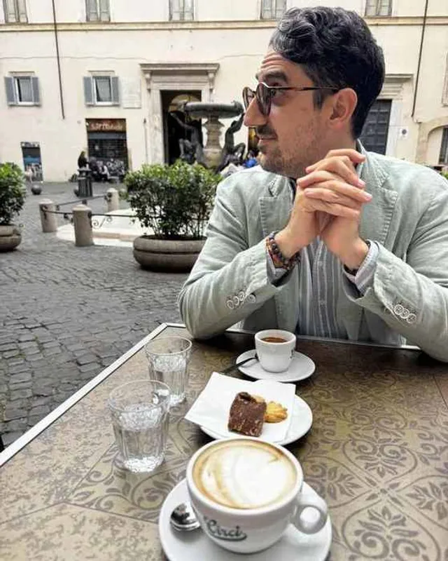 Aviv Ben-Yosef at a café